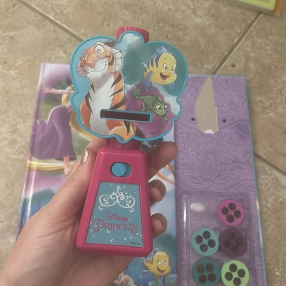 Disney Princess Movie Theater storybook and movie projector - Picture 2 of 9